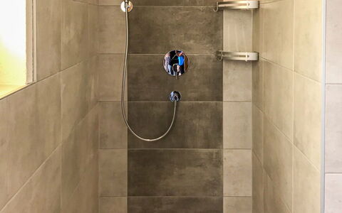 Apartment Bergkristall: Badezimmer, Armatur, Wand, Flooring, Fussboden, Duschkopf, Dusche, Interior Design, Installation, Fliese