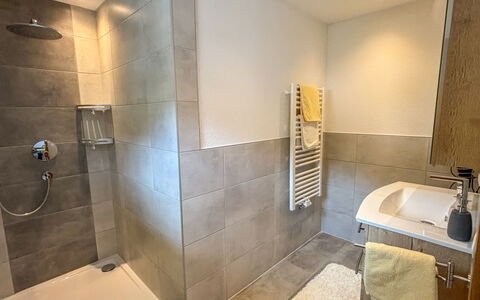 Apartment Bergkristall: Flooring, Fussboden, Interior Design, Armatur, Badezimmer, Installation, Zimmer, Fliese, Toilette, Zapfhahn