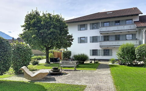 Bergzeit: Gras, Fenster, Wohngebiet, Zuhause, Haus, Strauch, Grundstueck, Garten, Ground