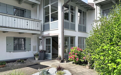 Bergzeit: Wohngebiet, Strauch, Zuhause, Tür, Balkon, Wohnung, Estate, Schiebefenster, Garten, Treppe