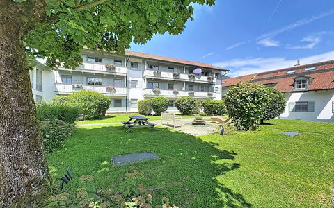 Bergzeit: Strauch, Zuhause, Rasen, Estate, Garten, Garten, Auffahrt, Landscaping, Walkway, Hof