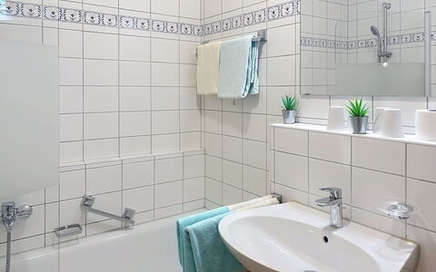 Bergzeit: Badezimmer, Bad Sink, Armatur, Sinken, Interior Design, Zapfhahn, Flooring, Installation, Fussboden, Fliese