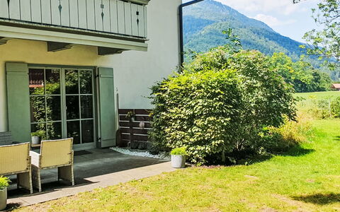 Bergzeit: Grün, Strauch, Haus, Zuhause, Garten, Schatten, Hütte, Garten, Rasen, Landscaping