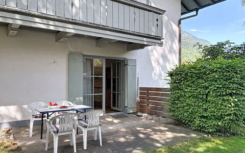 Bergzeit: Zuhause, Schatten, Veranda, Hütte, Balkon, Garten, Rasen, Garten, Estate, Hinterhof