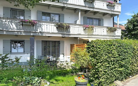Oberaudorf 300: Strauch, Haus, Wohngebiet, Zuhause, Garten, Schatten, Garten, Hof, Blumentopf
