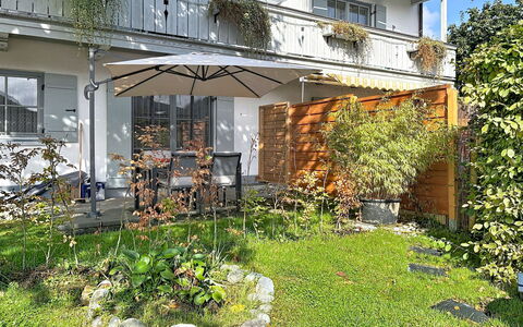 Oberaudorf 300: Strauch, Haus, Wohngebiet, Zuhause, Garten, Schatten, Garten, Hof, Blumentopf