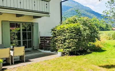 Oberaudorf 300: Grün, Strauch, Haus, Zuhause, Garten, Schatten, Hütte, Garten, Rasen, Landscaping