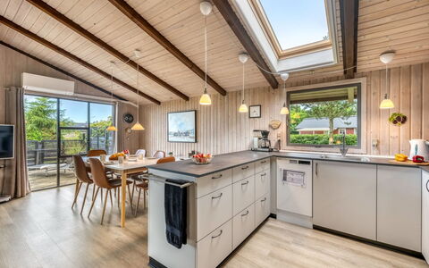 Clea - 250M to the Fjord: Holz, Küche, Flooring, Holzboden, Zuhause, Küche & Esszimmer Tisch, Hartholz, Holzbeize, Countertop, Decke
