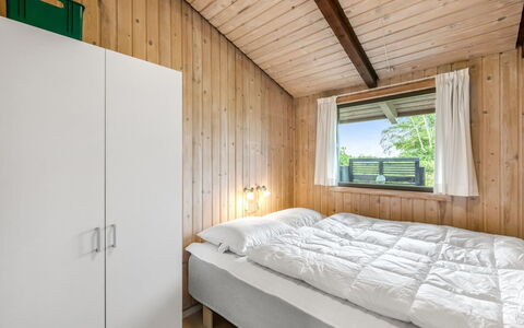 Clea - 250M to the Fjord: Holz, Schlafzimmer, Bett, Zuhause, Bettrahmen, Decke, Bedding, Bettdecke, Hartholz, Planke