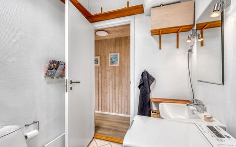 Clea - 250M to the Fjord: Flooring, Holz, Fussboden, Armatur, Interior Design, Installation, Zapfhahn, Sinken, Badezimmer, Zimmer