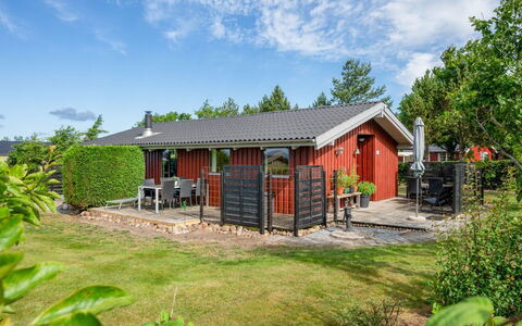 Clea - 250M to the Fjord: Haus, Dach, Hütte, Zuhause, Strauch, Tür, Schatten, Garten, Abstellgleis, Gartenbauten