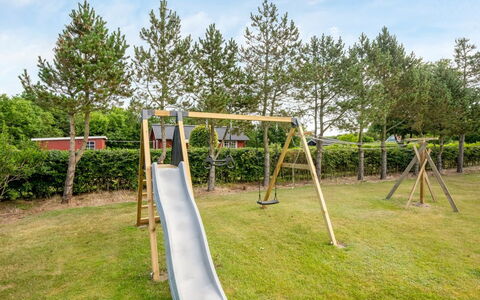 Clea - 250M to the Fjord: Spielmittel, Spielplatz Rutsche, Öffentlicher Raum, Spielplatz, Rutsche, Schatten, Garten, Park, Landscaping, Schwingen