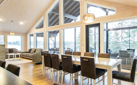 Salavan Tsaari: Holz, Decke, Interior Design, Light Fixture, Leuchter, Wohnzimmer, Hartholz, Couch, Schatten