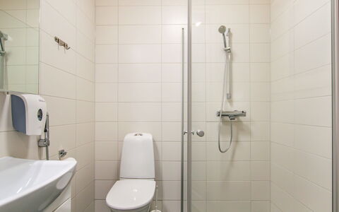 Salavan Tsaari: Toilleten Sitz, Badezimmer, Toilette, Armatur, Flooring, Wand, Fussboden, Interior Design, Bad Sink, Sinken