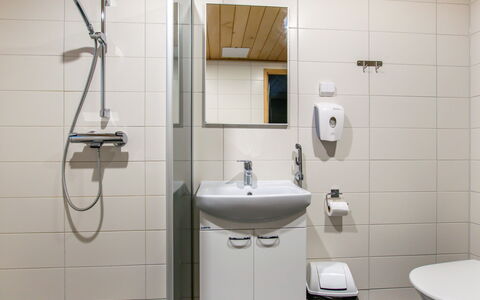 Kuhmoinen 642: Badezimmer, Armatur, Bad Sink, Flooring, Wand, Interior Design, Sinken, Fussboden, Toilette, Zapfhahn