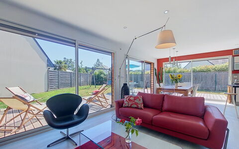 Bois et Lumière: Couch, Möbel, Interior Design, Wohnzimmer, Flooring, Fussboden, Zuhause, Stuhl, Decke