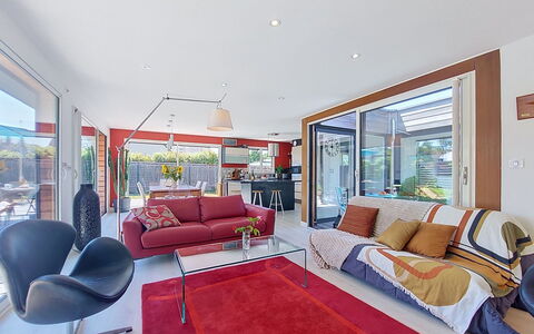 Bois et Lumière: Couch, Möbel, Interior Design, Flooring, Wohnzimmer, Decke, Zuhause, Fussboden, Wohnung