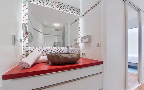 Bois et Lumière: Interior Design, Wand, Flooring, Armatur, Badezimmer, Fussboden, Bad Sink, Badezimmerschrank, Spiegel, Zapfhahn