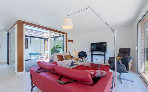 Bois et Lumière: Möbel, Interior Design, Couch, Flooring, Wohnzimmer, Decke, Fussboden, Zimmer, Beleuchtung, Tabelle