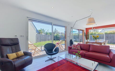 Bois et Lumière: Möbel, Couch, Flooring, Interior Design, Fussboden, Wohnzimmer, Decke, Stuhl, Zuhause