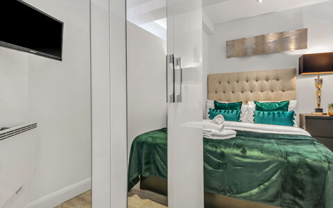 Chelsea Apartment: Strauch, Garten, Wohngebiet, Pflanzengemeinschaft, Grundstueck, Ground, Landscaping, Hinterhof, Garten