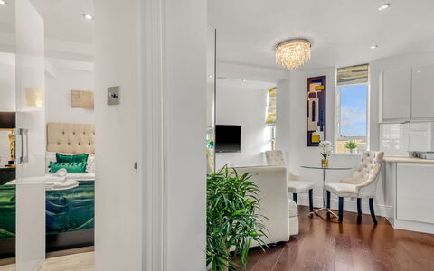 Chelsea Apartment: Strauch, Garten, Wohngebiet, Pflanzengemeinschaft, Grundstueck, Ground, Landscaping, Hinterhof, Garten