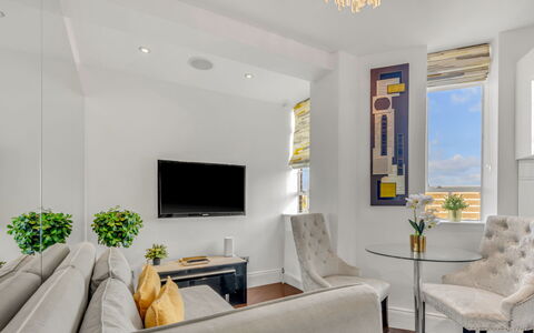 Chelsea Apartment: Strauch, Garten, Wohngebiet, Pflanzengemeinschaft, Grundstueck, Ground, Landscaping, Hinterhof, Garten