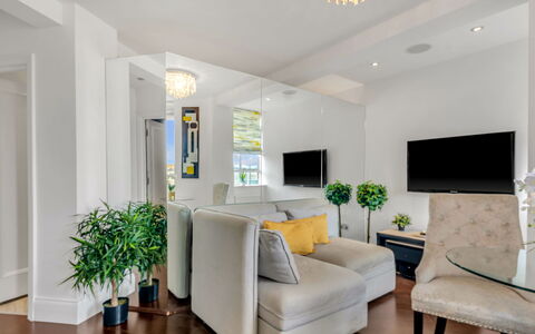 Chelsea Apartment: Strauch, Garten, Wohngebiet, Pflanzengemeinschaft, Grundstueck, Ground, Landscaping, Hinterhof, Garten
