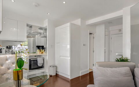 Chelsea Apartment: Strauch, Garten, Wohngebiet, Pflanzengemeinschaft, Grundstueck, Ground, Landscaping, Hinterhof, Garten