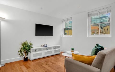 Spitafields Apartment: Strauch, Garten, Wohngebiet, Pflanzengemeinschaft, Grundstueck, Ground, Landscaping, Hinterhof, Garten