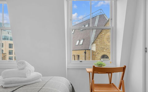 Spitafields Apartment: Strauch, Garten, Wohngebiet, Pflanzengemeinschaft, Grundstueck, Ground, Landscaping, Hinterhof, Garten