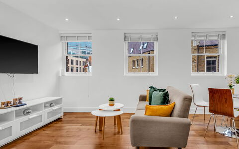 Spitafields Apartment: Strauch, Garten, Wohngebiet, Pflanzengemeinschaft, Grundstueck, Ground, Landscaping, Hinterhof, Garten