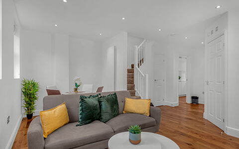 Spitafields Apartment: Strauch, Garten, Wohngebiet, Pflanzengemeinschaft, Grundstueck, Ground, Landscaping, Hinterhof, Garten