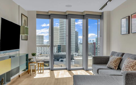 Stratford Loft: Strauch, Garten, Wohngebiet, Pflanzengemeinschaft, Grundstueck, Ground, Landscaping, Hinterhof, Garten