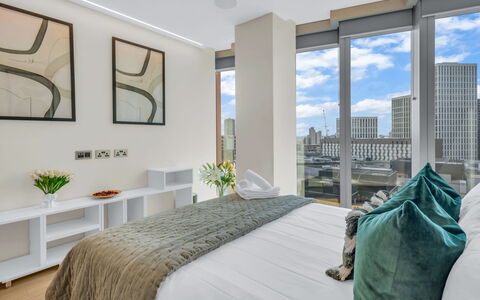 Stratford Loft: Strauch, Garten, Wohngebiet, Pflanzengemeinschaft, Grundstueck, Ground, Landscaping, Hinterhof, Garten