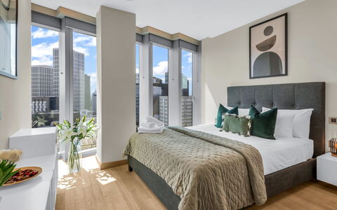 Stratford Loft: Strauch, Garten, Wohngebiet, Pflanzengemeinschaft, Grundstueck, Ground, Landscaping, Hinterhof, Garten