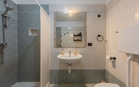 Stefani: Badezimmer, Bad Sink, Armatur, Flooring, Wand, Fussboden, Interior Design, Sinken, Toilette, Zapfhahn