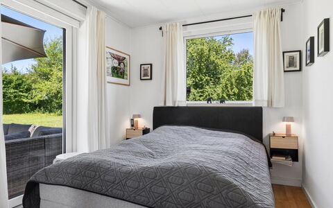 Antonie - 350M from the Sea: Bett, Möbel, Interior Design, Schlafzimmer, Bedding, Bettdecke, Linens, Flooring, Decke, Fussboden