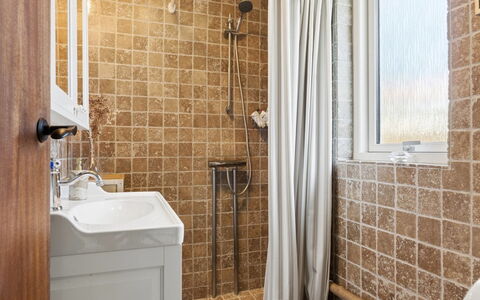 Antonie - 350M from the Sea: Badezimmer, Armatur, Wand, Flooring, Interior Design, Bad Sink, Sinken, Fussboden, Zapfhahn, Installation
