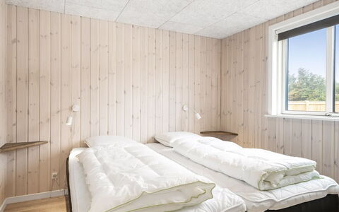 Merita - 600M from the Sea: Wand, Holz, Decke, Schlafzimmer, Fussboden, Flooring, Interior Design, Bett, Bettdecke, Bedding