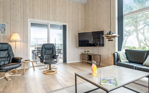 Merita - 600M from the Sea: Holz, Flooring, Interior Design, Decke, Fussboden, Holzboden, Möbel, Wohnzimmer, Zuhause, Hartholz