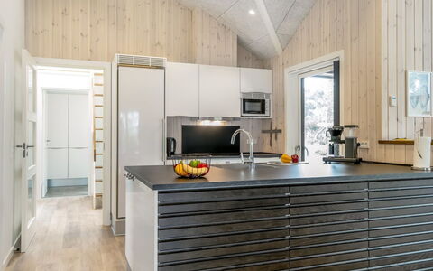 Merita - 600M from the Sea: Holz, Küche, Decke, Flooring, Interior Design, Küchengerät, Countertop, Major Appliance, Zuhause, Haushaltsgerät