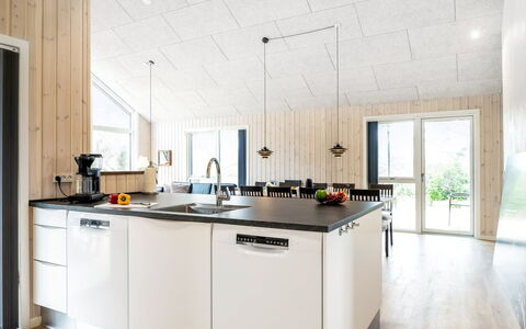 Merita - 600M from the Sea: Küche, Holz, Countertop, Küchengerät, Interior Design, Decke, Möbel, Major Appliance, Light Fixture, Küche & Esszimmer Tisch