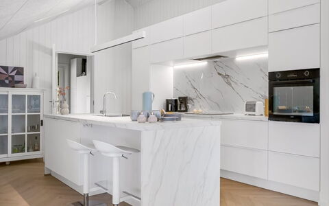 Tameran - from the Sea: Küche, Flooring, Interior Design, Countertop, Holz, Möbel, Küchengerät, Fussboden, Cabinetry, Decke