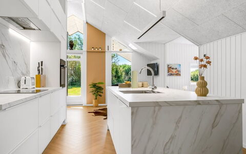 Tameran - from the Sea: Küche, Holz, Flooring, Countertop, Interior Design, Fussboden, Möbel, Decke, Küchengerät, Holzboden