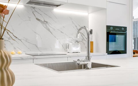 Tameran - from the Sea: Küche, Countertop, Interior Design, Küchengerät, Flooring, Fussboden, Möbel, Cabinetry, Zapfhahn, Light Fixture