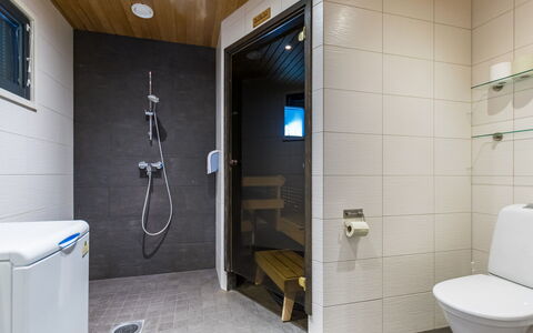 Golfarinkunnas 6A: Flooring, Armatur, Fussboden, Wand, Interior Design, Holz, Badezimmer, Toilette, Decke, Sinken