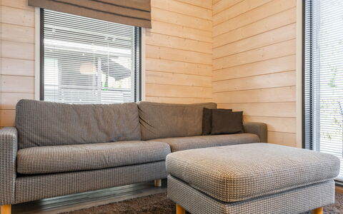 Golfarinkunnas 6B: Möbel, Flooring, Holz, Interior Design, Couch, Fussboden, Wohnzimmer, Holzboden, Braun