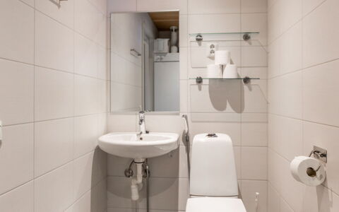 Golfarinkunnas 6B: Wand, Interior Design, Flooring, Fussboden, Armatur, Badezimmer, Zimmer, Toilette, Bad Sink, Schlafzimmer