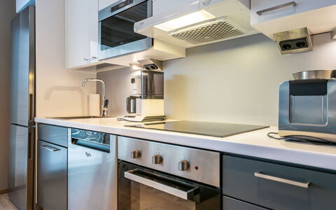 Golfarinkunnas 9A: Küchengerät, Küche, Countertop, Cabinetry, Major Appliance, Herd, Haushaltsgerät, Interior Design, Herd, Flooring